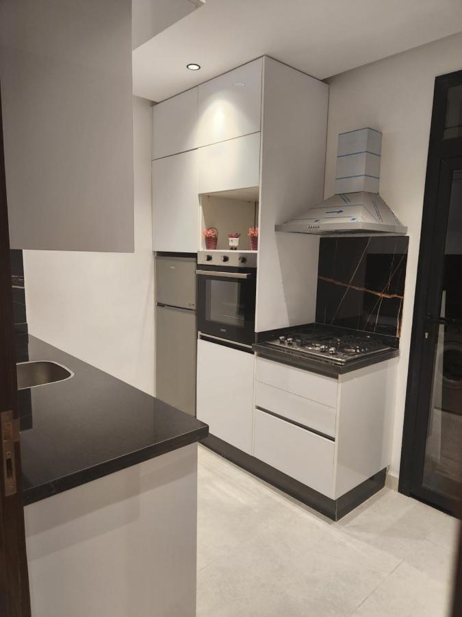 Modern Luxury Retreat: 2-Bedroom Apartment In The Heart Of Marrakech Marrakesh Esterno foto